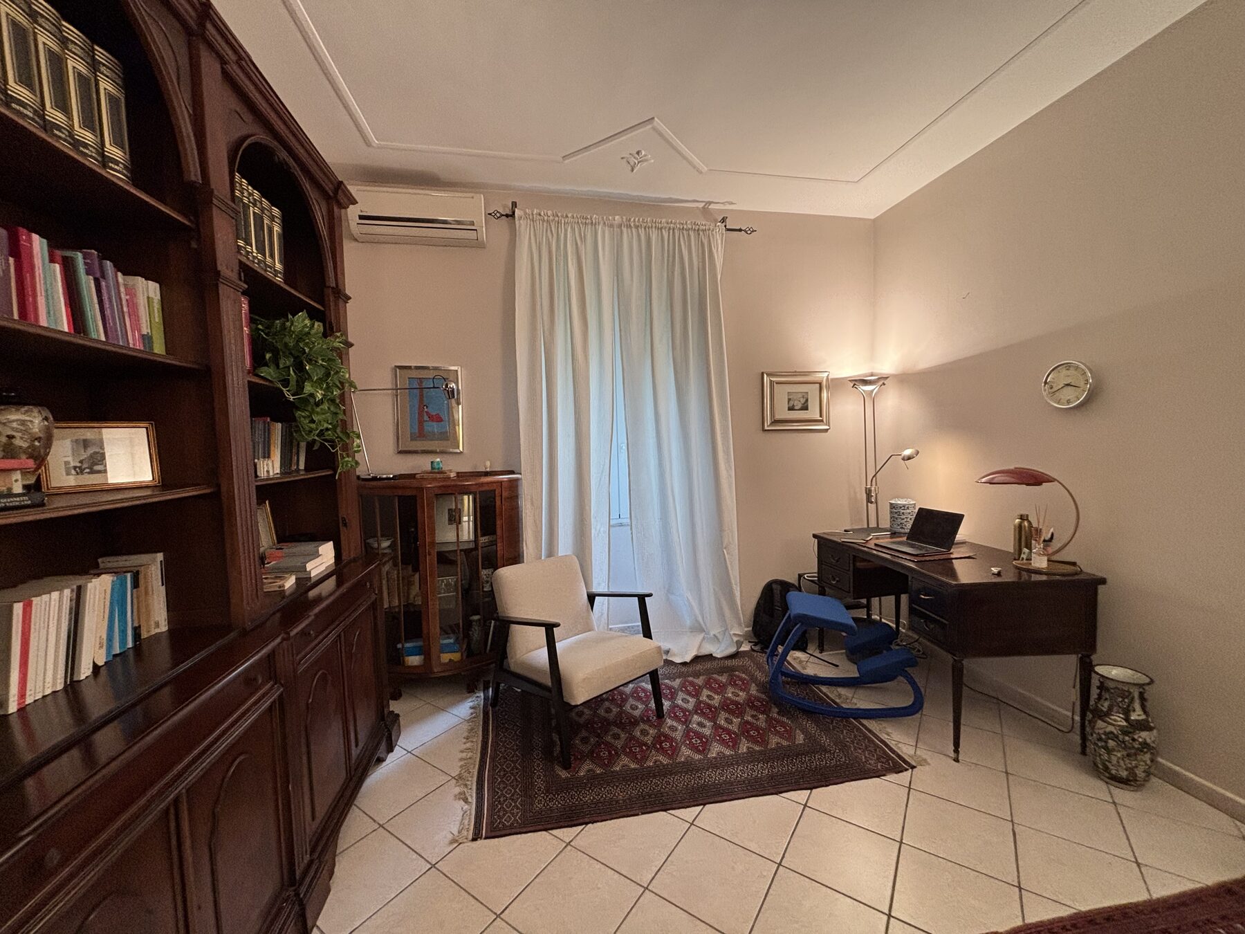 Lo studio, vista d'insieme