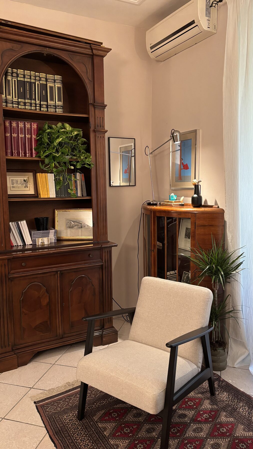 Angolo dello studio con poltrone